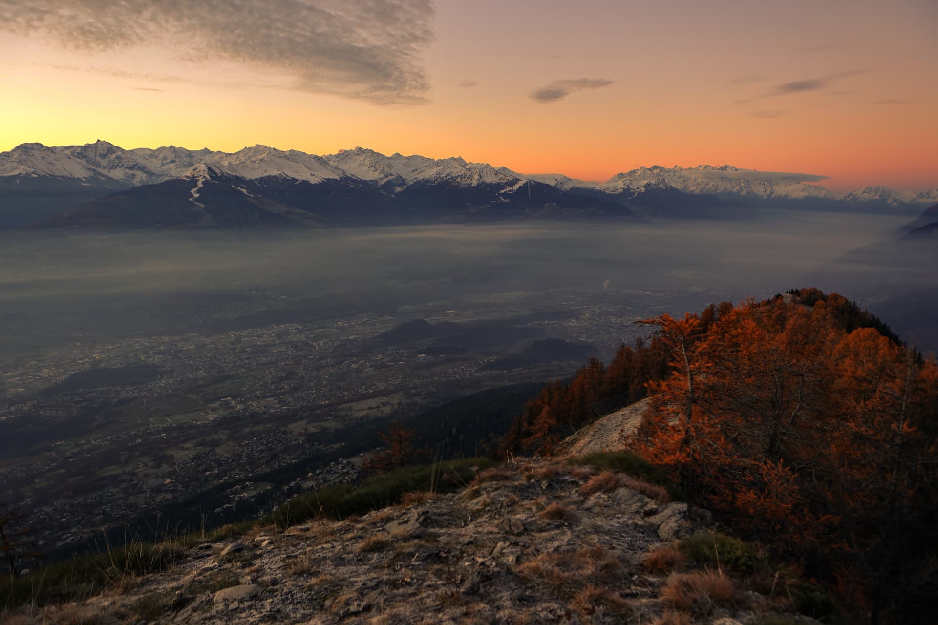 Rhonetal und Alpenkette nach Sonnenuntergang, Nebel über dem Talboden
