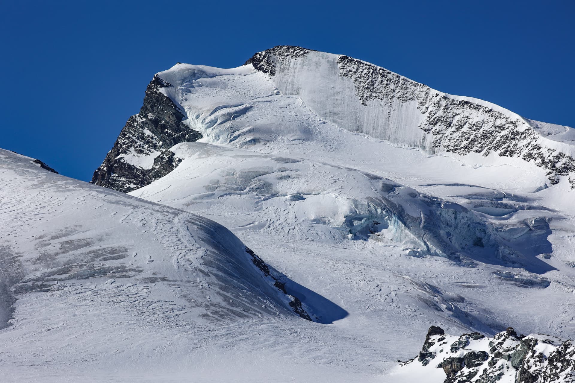 Grosse Gletscherflanke eines Viertausenders über der Britanniahütte