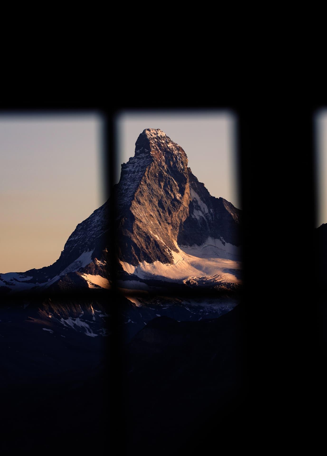 Das Matterhorn im Morgengrauen aus dem Hüttenfenster
