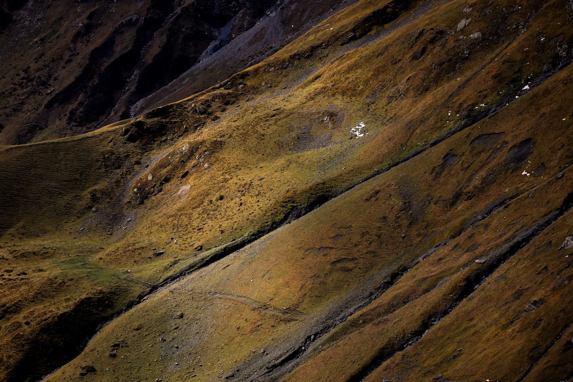 Abstrakte Aufnahme diagonaler goldener Alpenhänge
