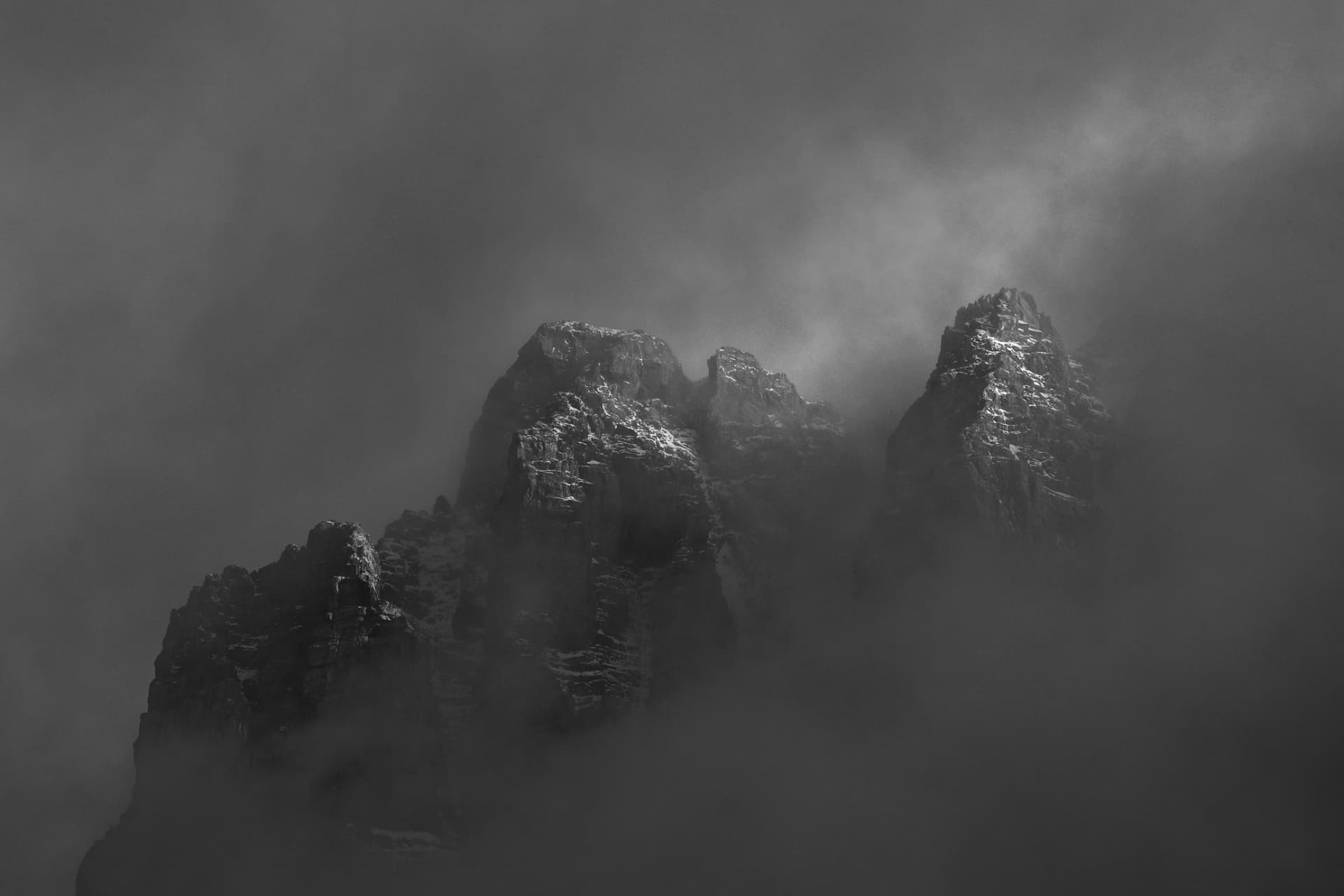 Felstürme der Dents du Midi im Nebel, schwarzweiss