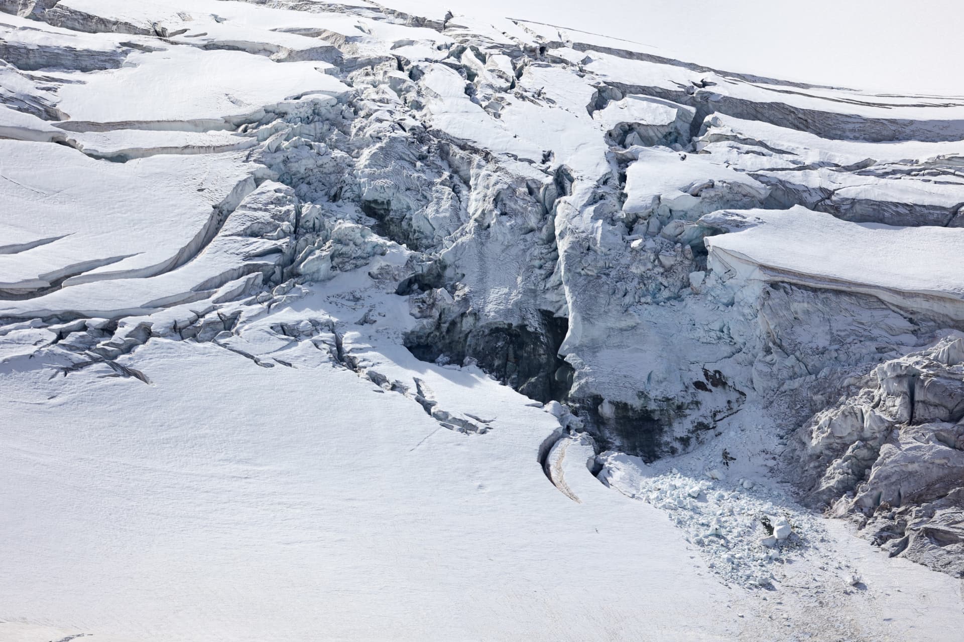 Zerklüfteter Eisbruch mit Seracs im hellen Tageslicht
