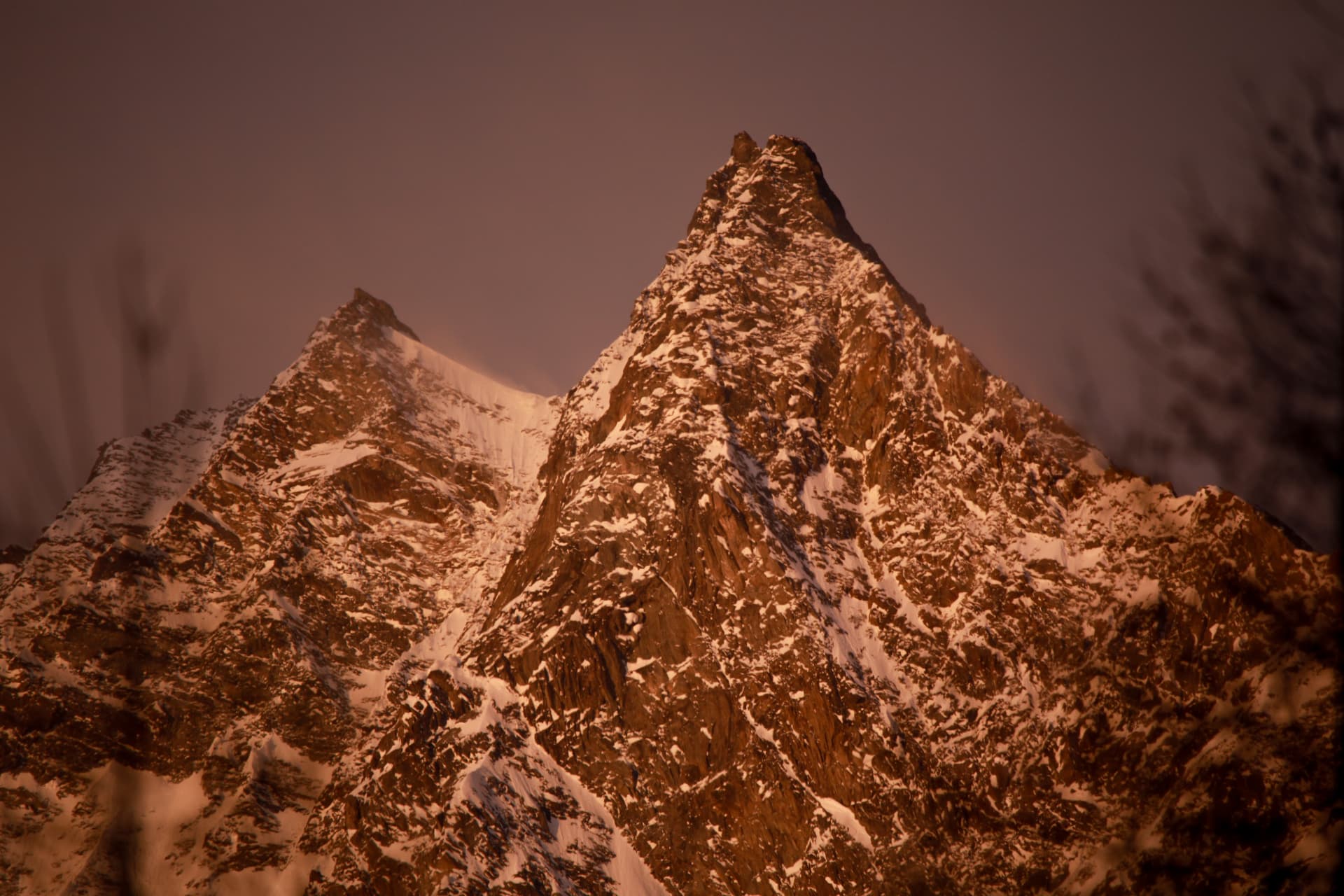 Zwei Gipfel im kupferfarbenen Alpenglühen über Saas-Fee