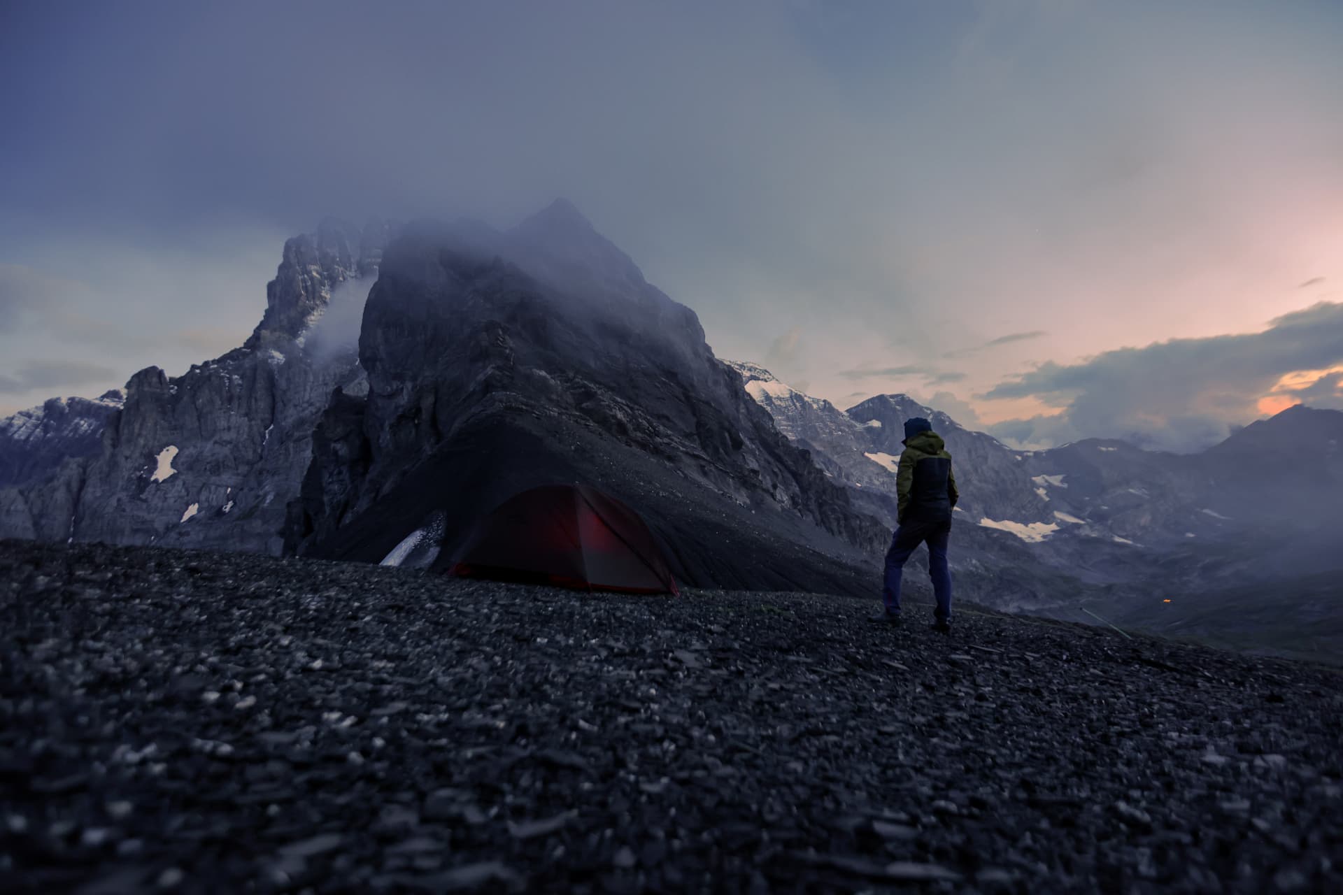 Zelt auf dem Col de Susanfe unter der Wand der Haute Cime in der Dämmerung