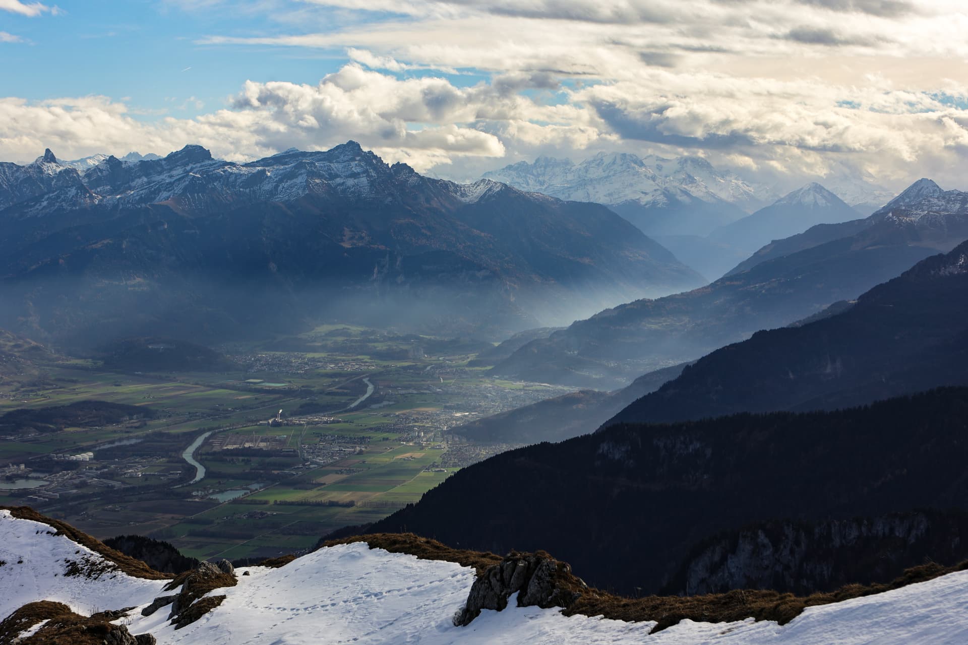 Nebel und Bergketten über dem Rhonetal