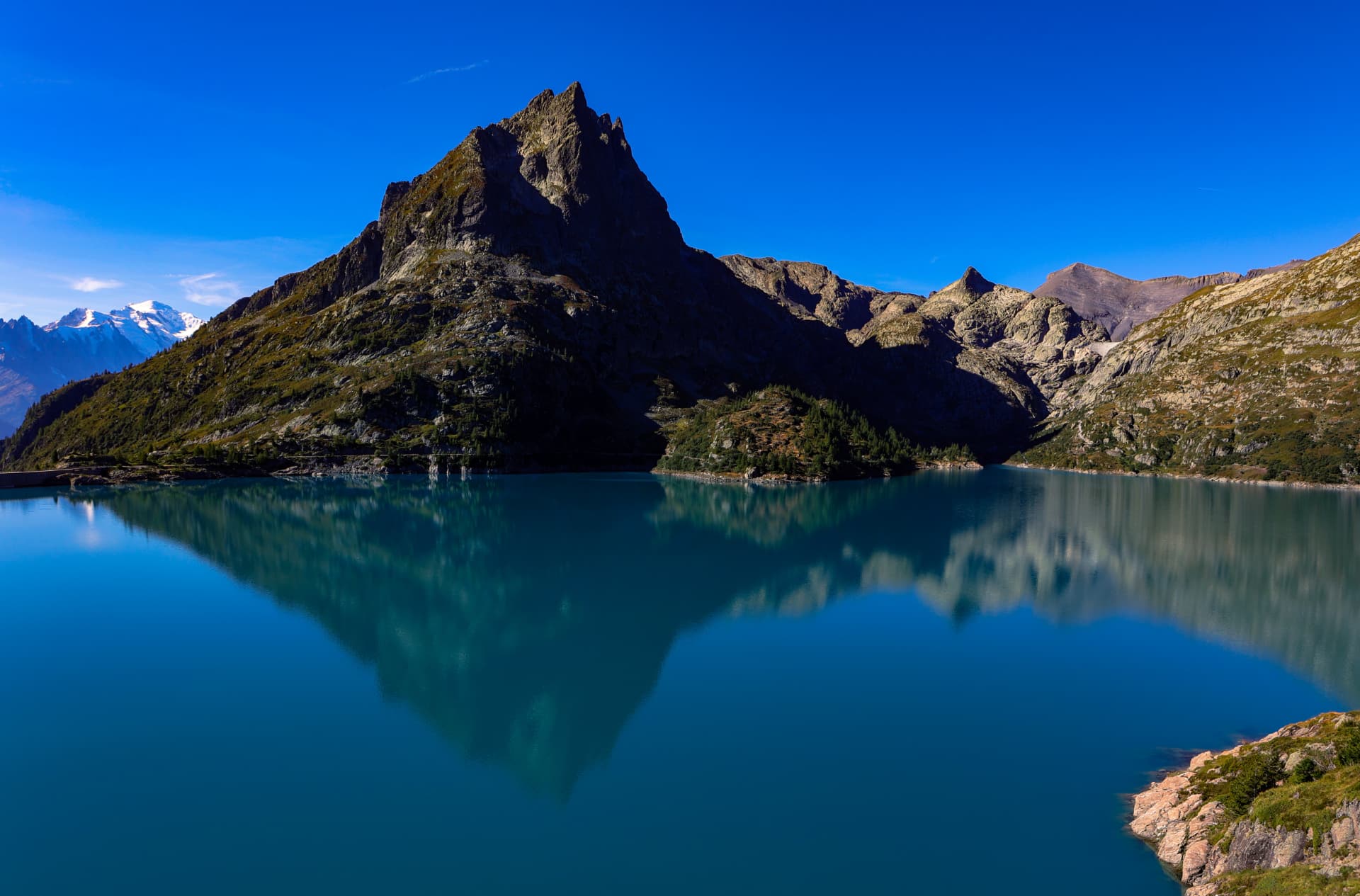 Bergspiegelung im türkisfarbenen Emosson-Stausee