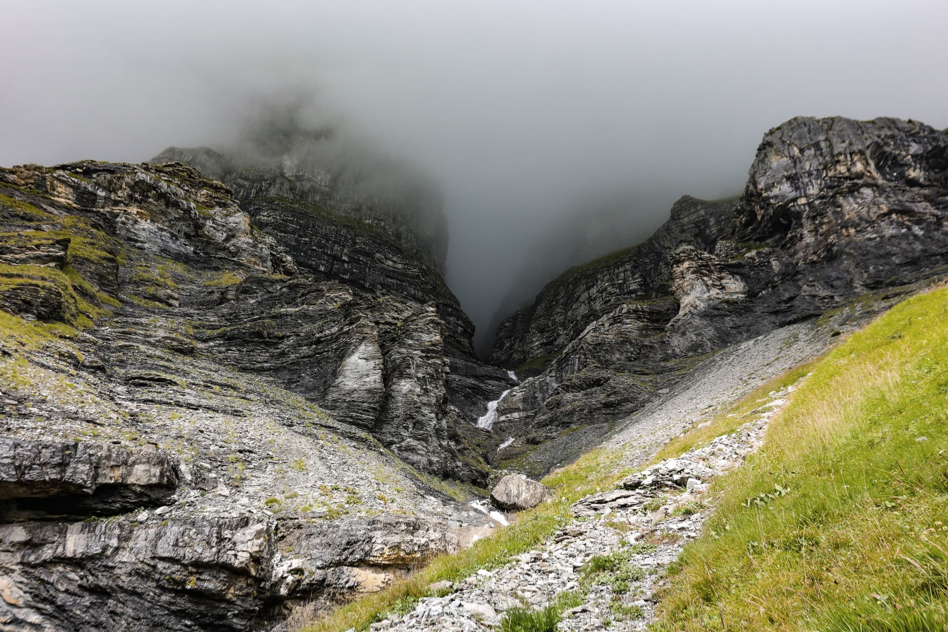 Nebel in der Felsrinne über dem Oeschinensee