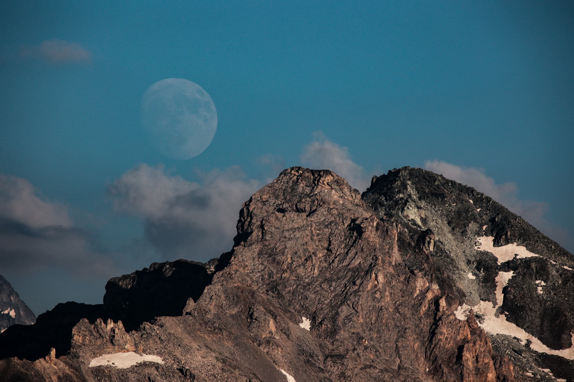 Mond über der Felskuppe des Grats bei Thyon