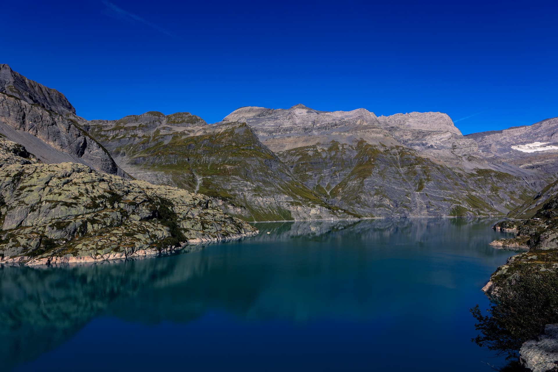 Ruhiger Emosson-Stausee zwischen Felswänden
