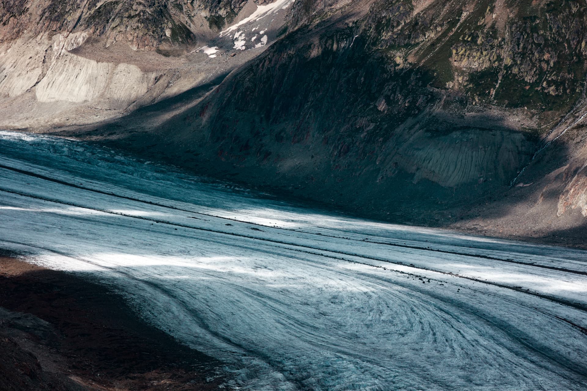 Dunkle Moränenbänder auf dem Grossen Aletschgletscher