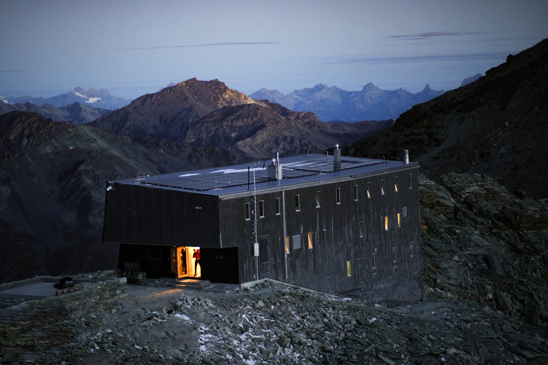 Cabane de Tracuit in der Dämmerung mit Alpenpanorama