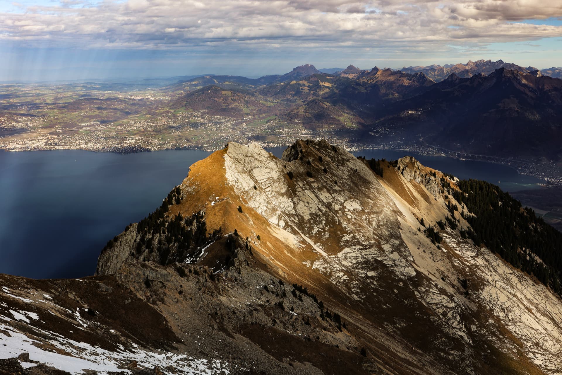 Gipfelgrat des Grammont mit dem Genfersee im Hintergrund