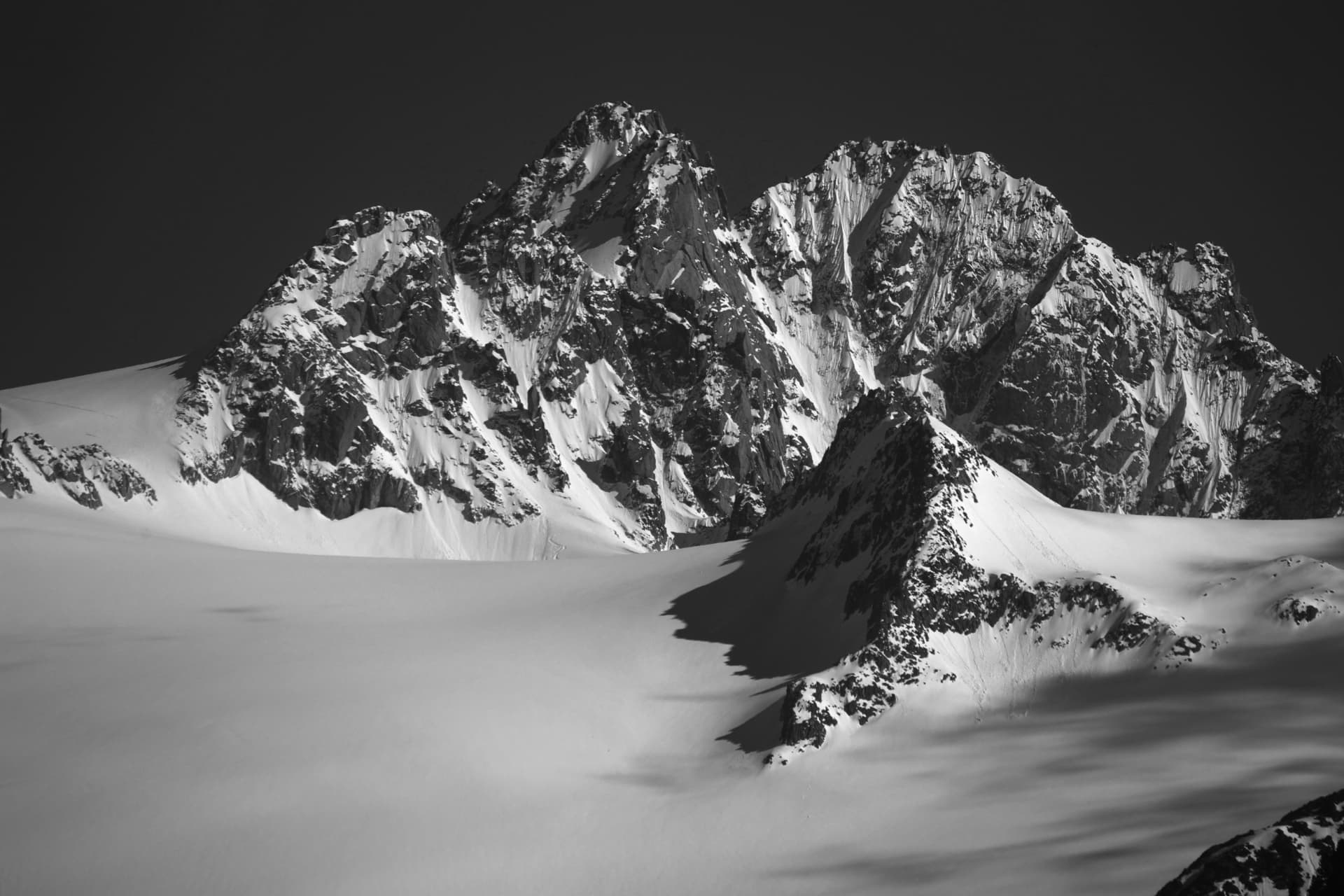 Verschneite Wände und Gletscher im Mont-Blanc-Massiv in Schwarz-Weiss