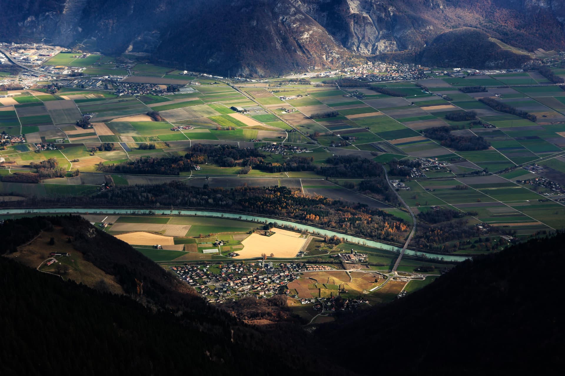 Felder und die Rhone im Tal, vom Gipfel gesehen