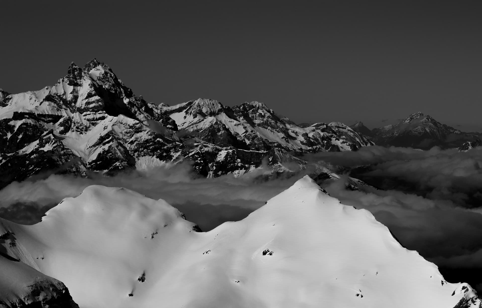Verschneite Alpengipfel in Schwarz-Weiß