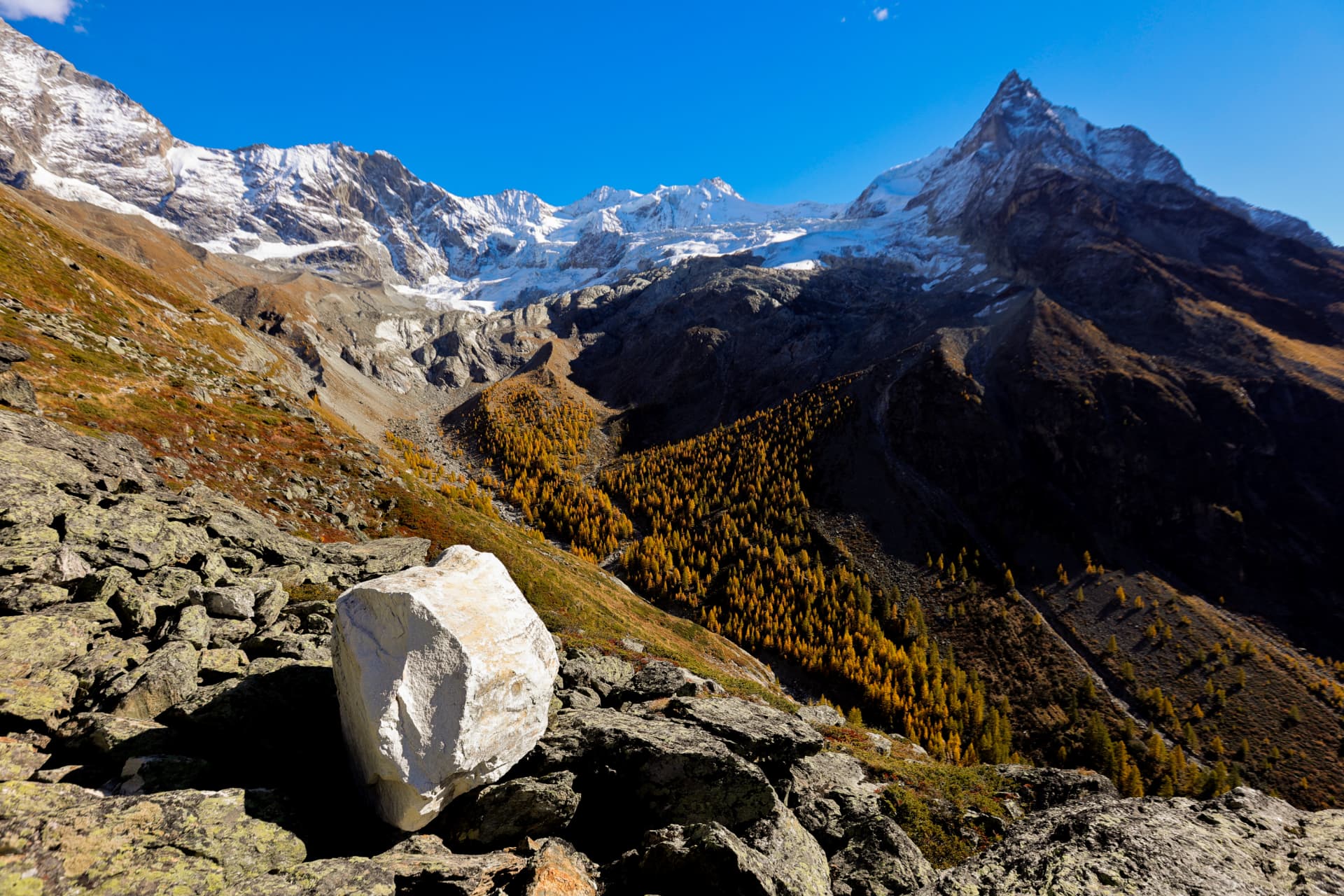 Weisser Felsblock am Grat mit Blick auf die Zinalgletscher