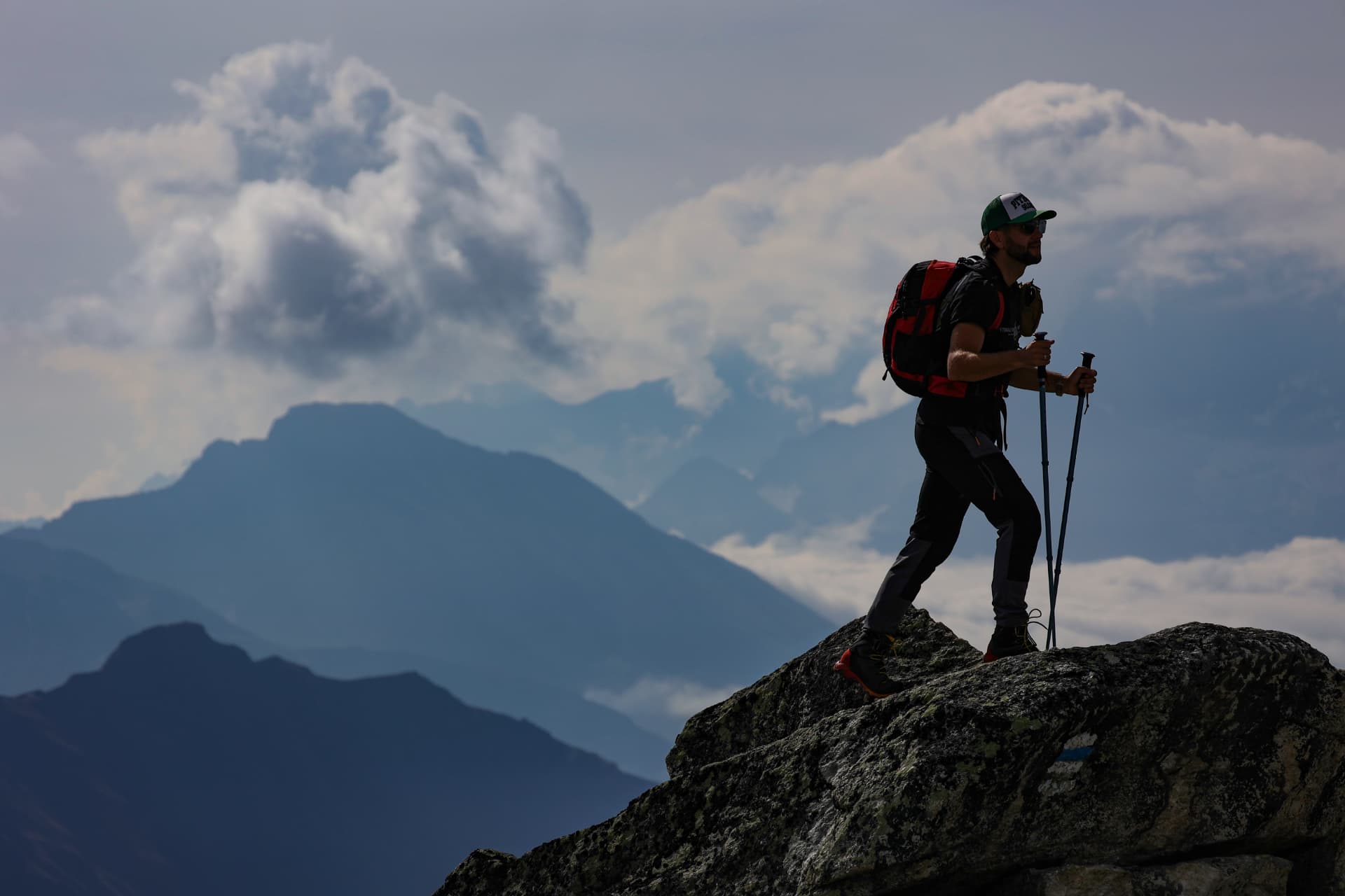 Wanderer mit Stöcken auf der felsigen Route zum Bettmerhorn