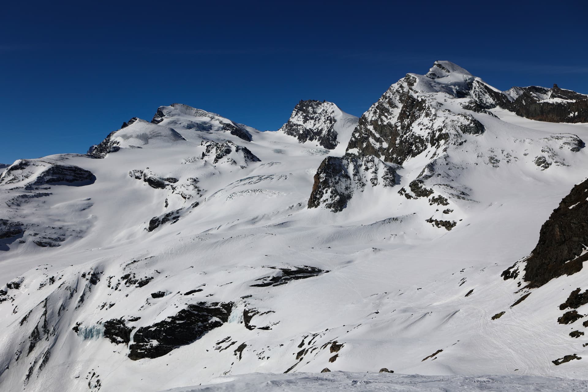 Panorama der Gipfel und Gletscher bei der Britanniahütte