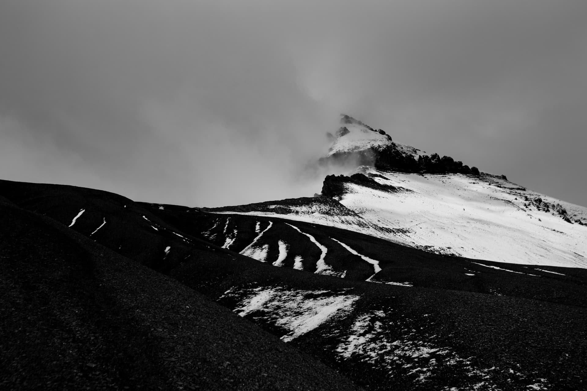 Verschneiter Gipfel in Wolken, Schwarzweiss-Landschaft der Dents du Midi