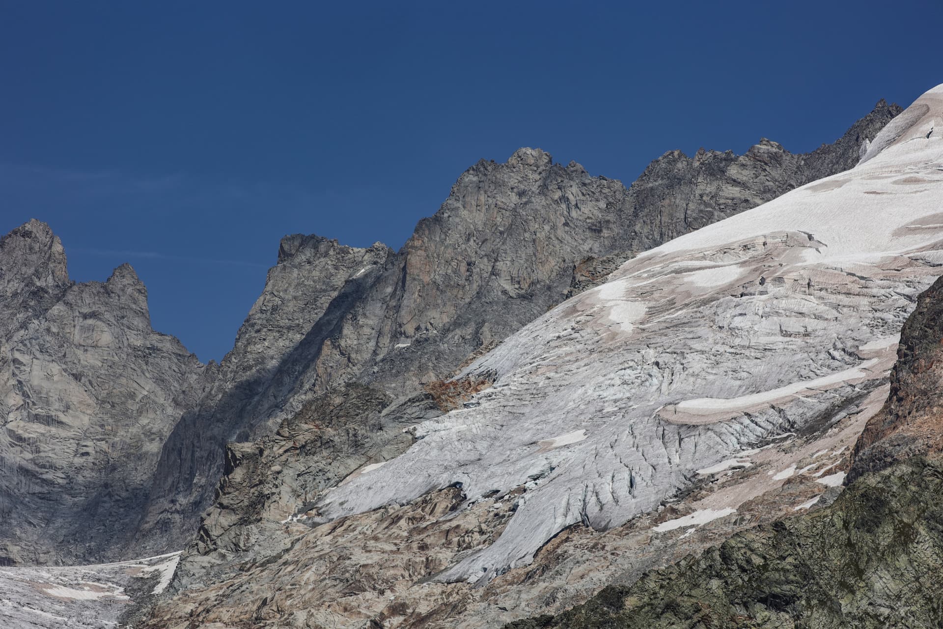 Gletscher unter einem gezackten Felsgrat