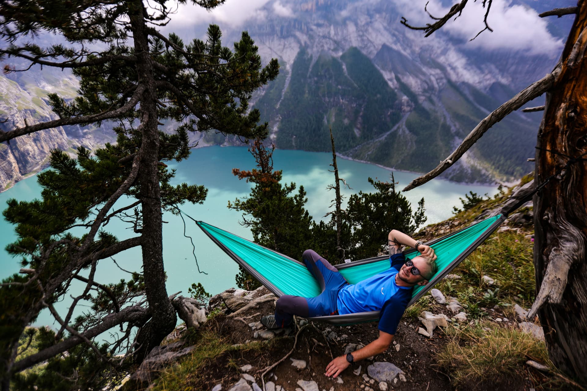 Pause in der Hängematte über dem Oeschinensee