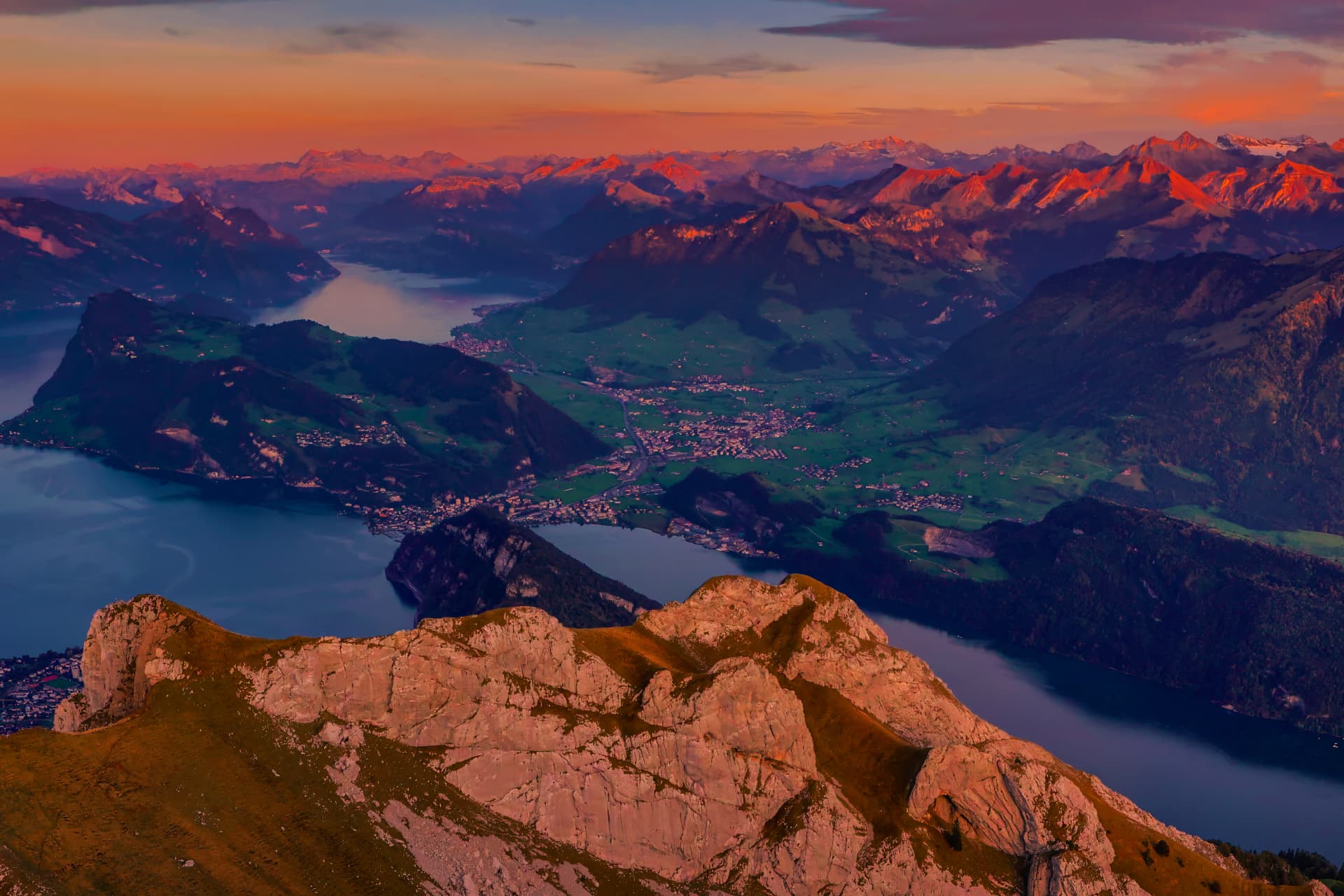 Rotes Nachleuchten auf einem Felsgrat über den Seen kurz nach Sonnenuntergang