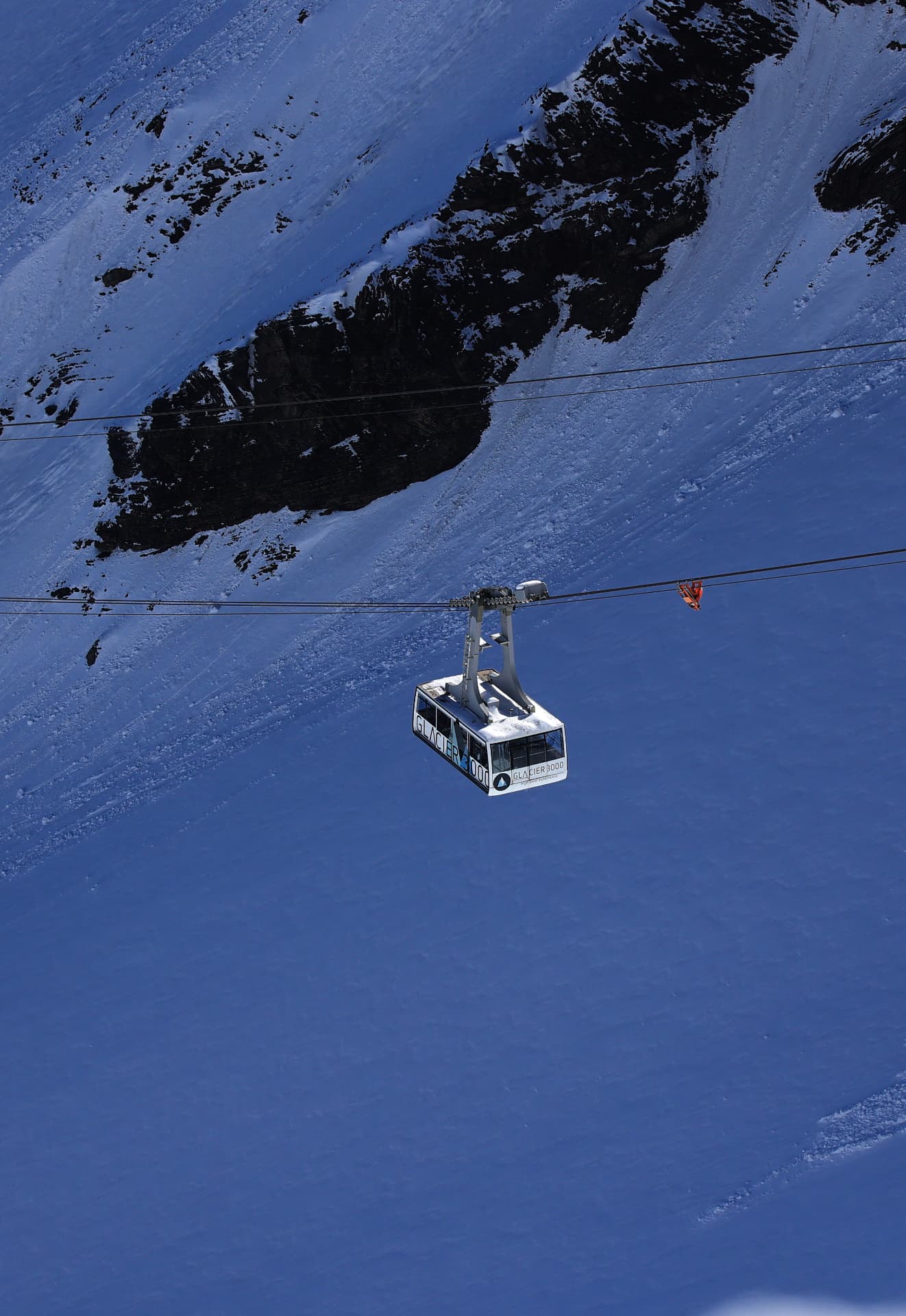 Kabine der Glacier-3000-Bahn über verschneiter Flanke