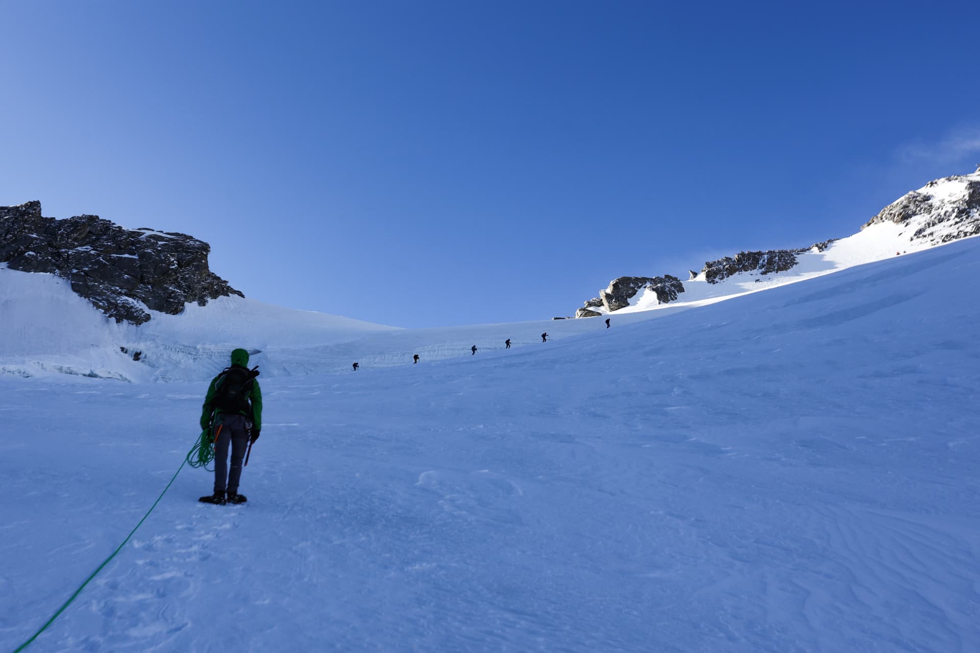 Seilschaft auf dem Gletscher beim Aufstieg zum Festijoch