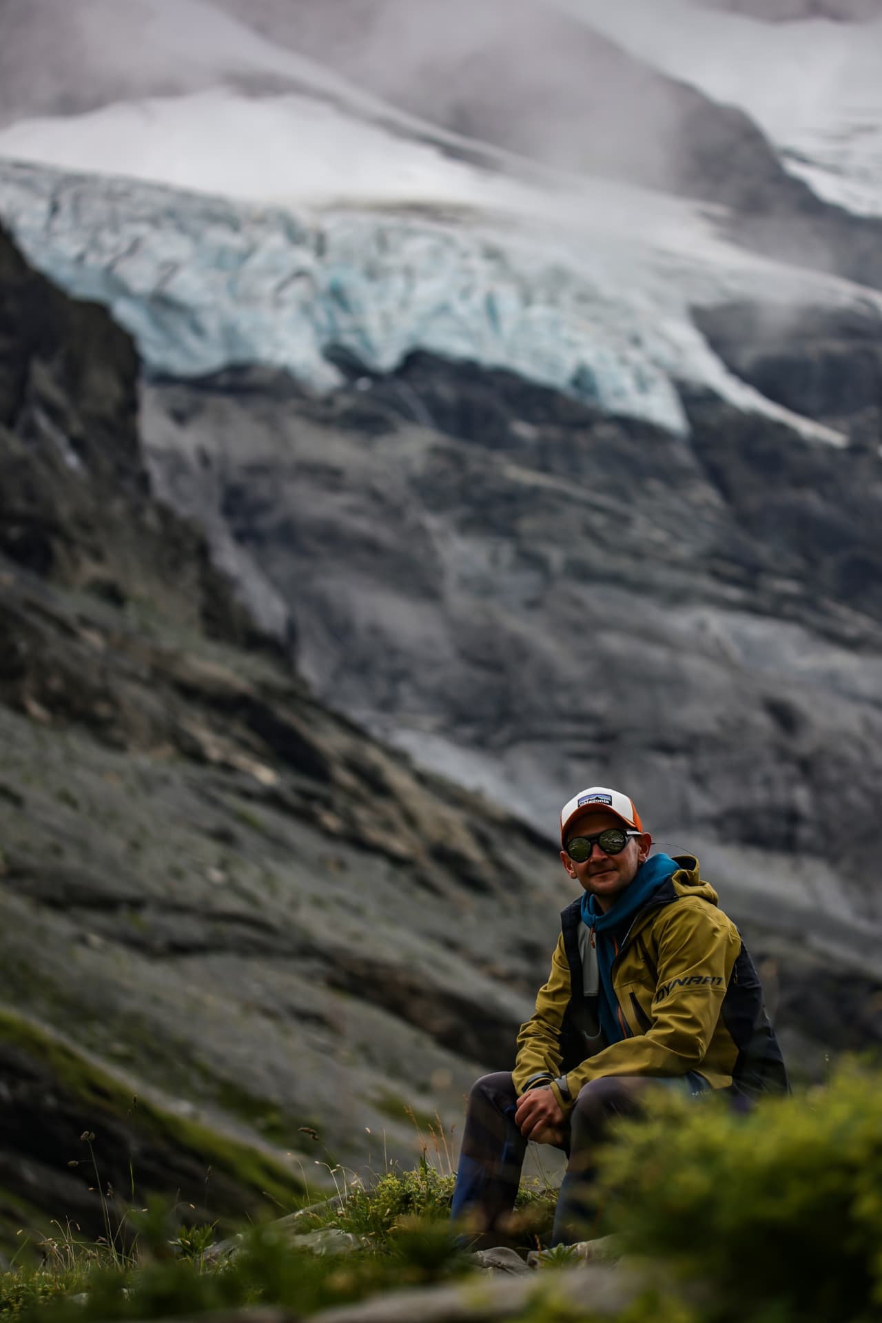 Fotograf bei einer Pause unter dem Gletscher auf dem Weg zur Haute Cime
