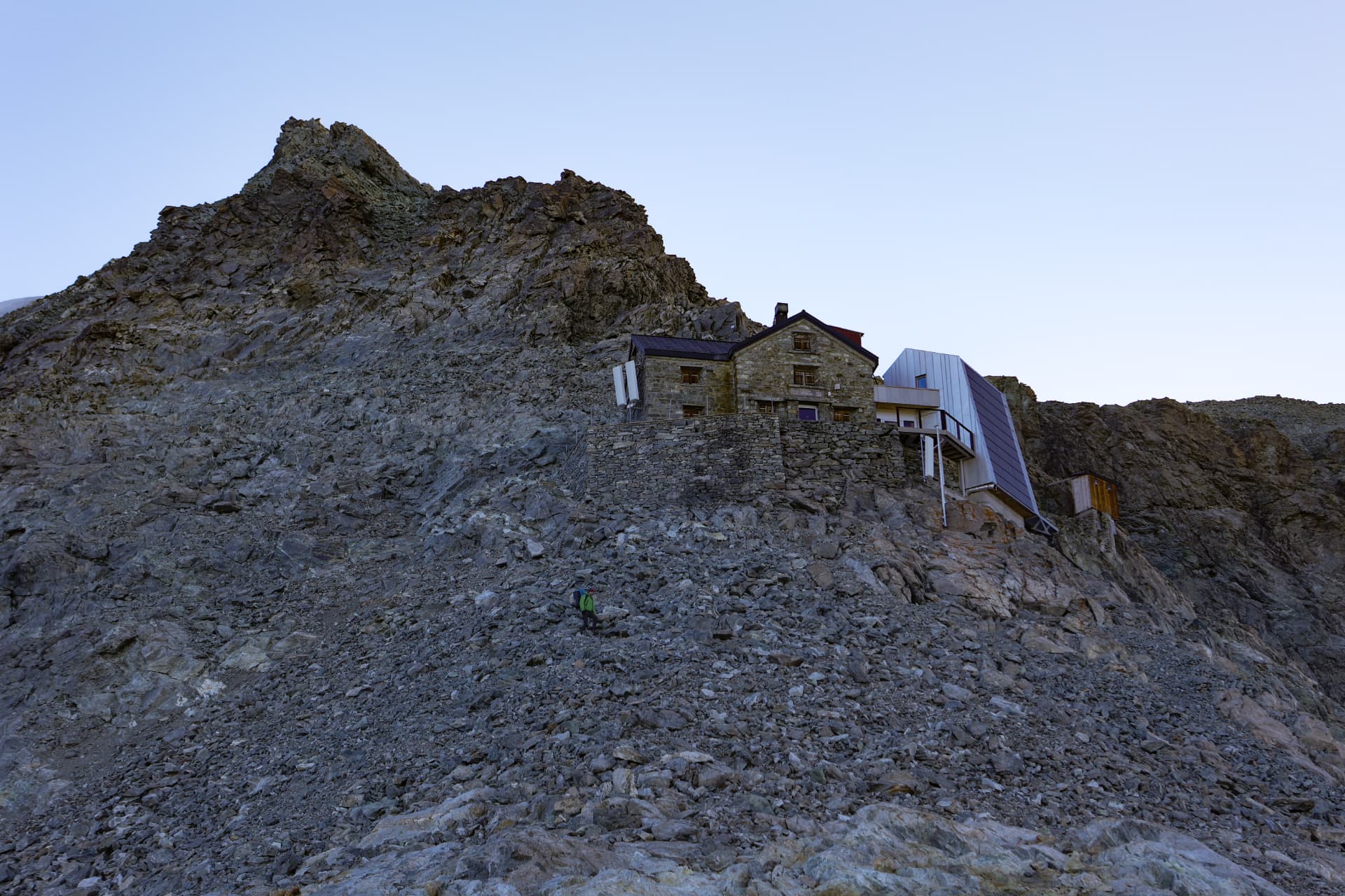 Cabane de la Dent Blanche CAS, in eine Felswand auf 3.507 m gebaut