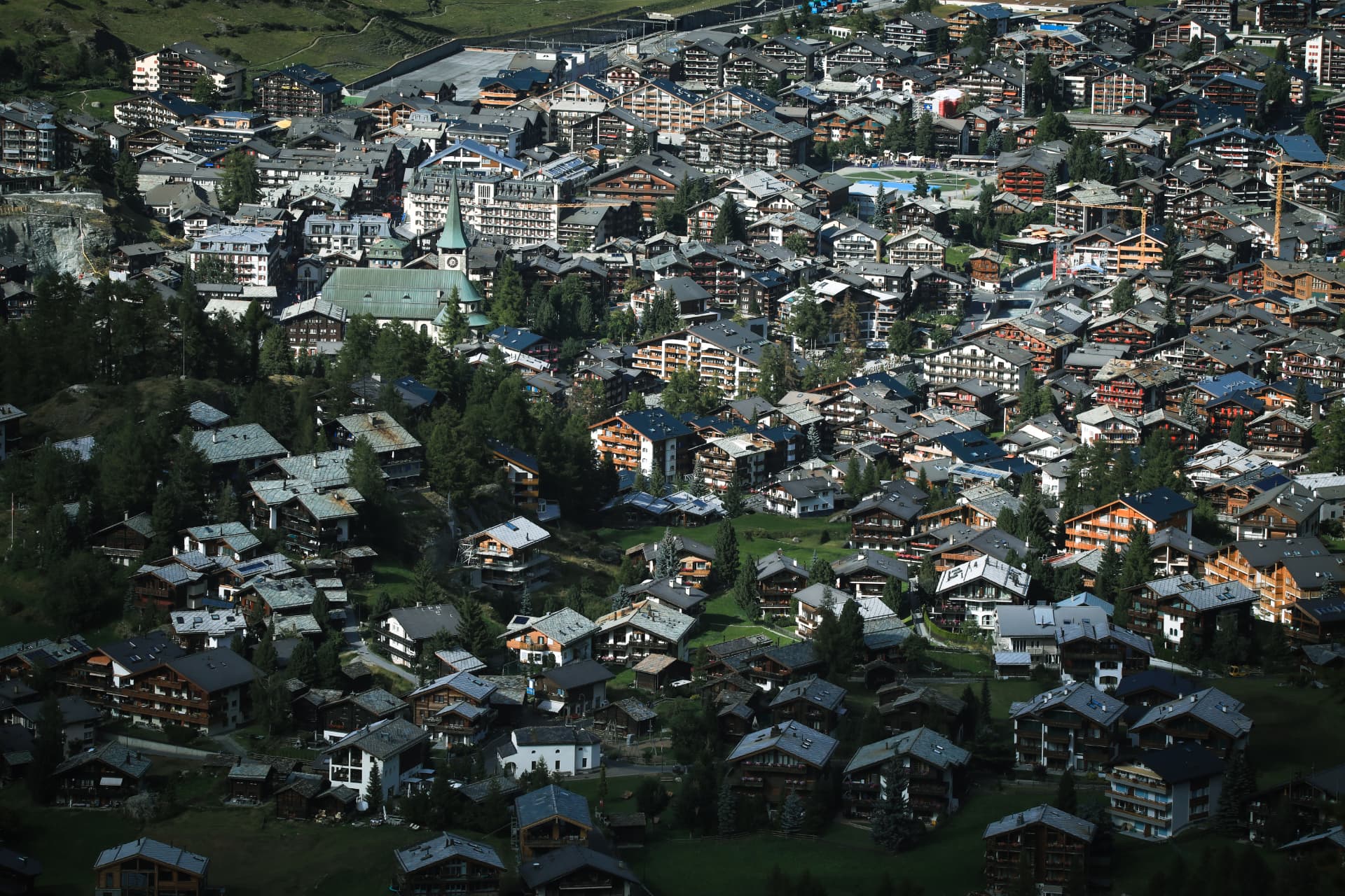 Blick von oben auf Chalets und Kirche von Saas-Fee