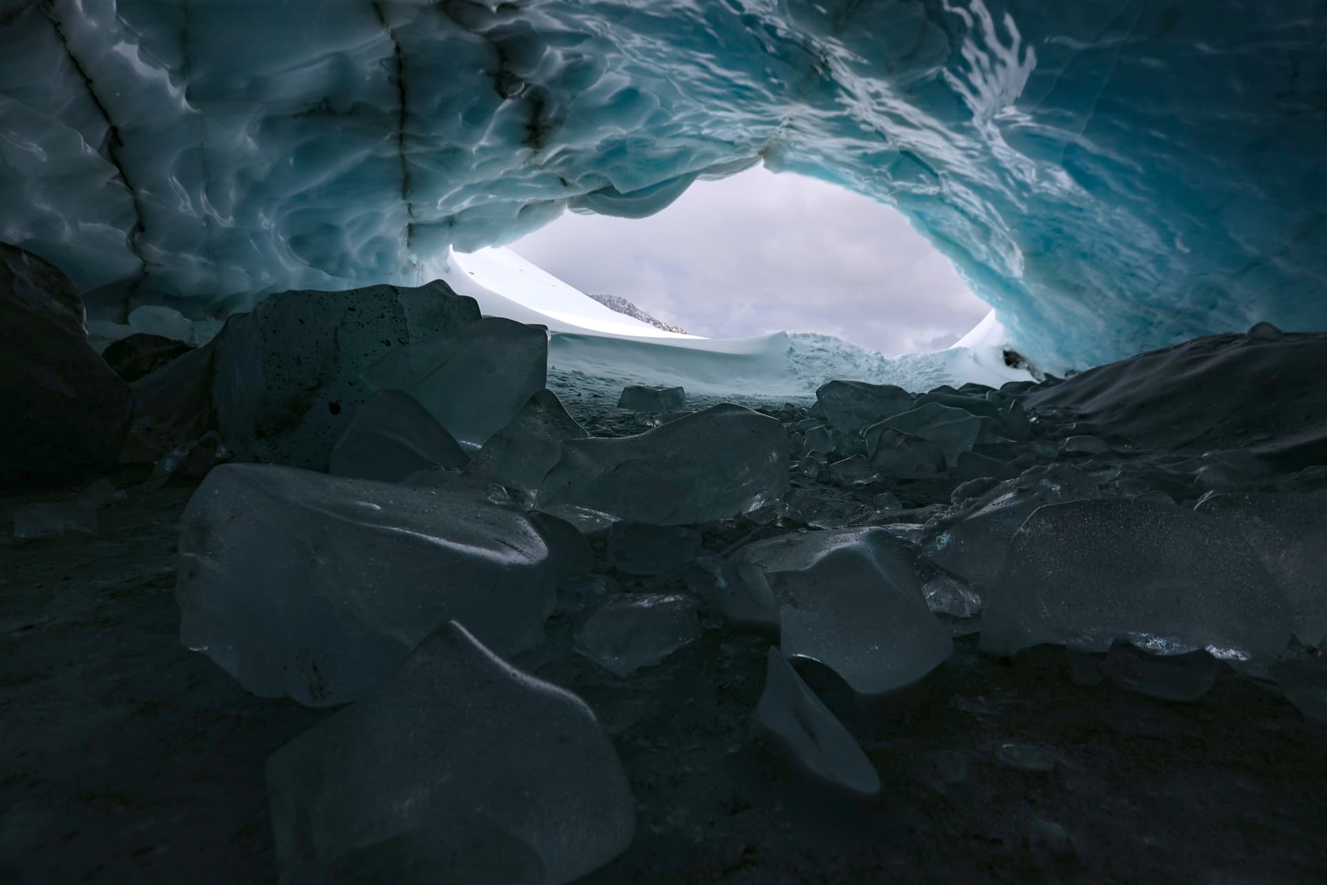 Eisblöcke am Höhlenboden nach dem Einsturz des Dachs