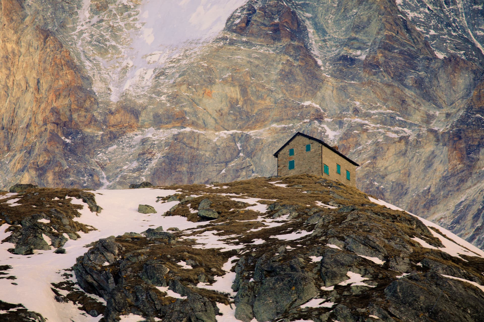 Das Steinhaus auf Bricola im Winter unter der Dent Blanche