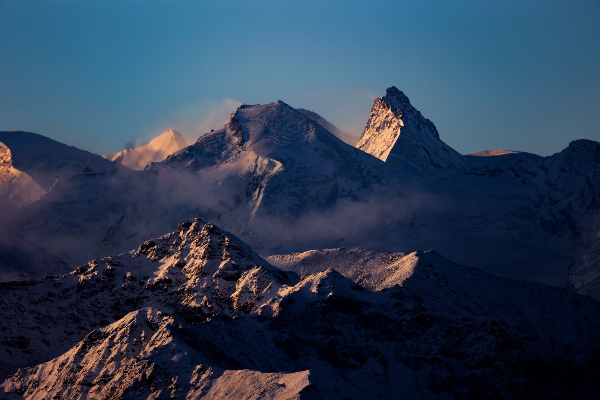 Morgenlicht auf Walliser Gipfeln mit dem Matterhorn in der Ferne