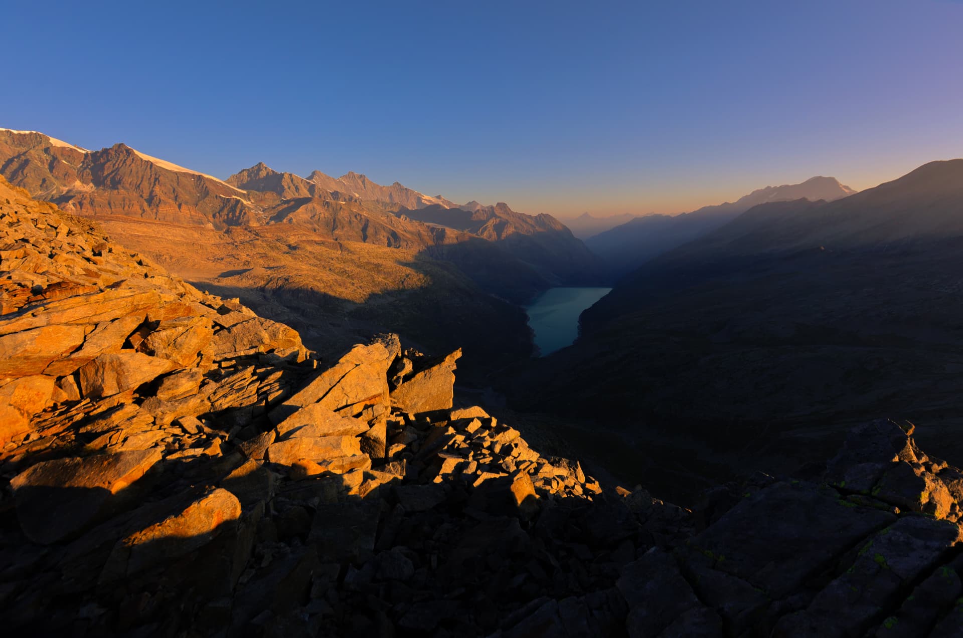 Sonnenaufgang über dem Mattmarksee vom Monte-Moro-Pass