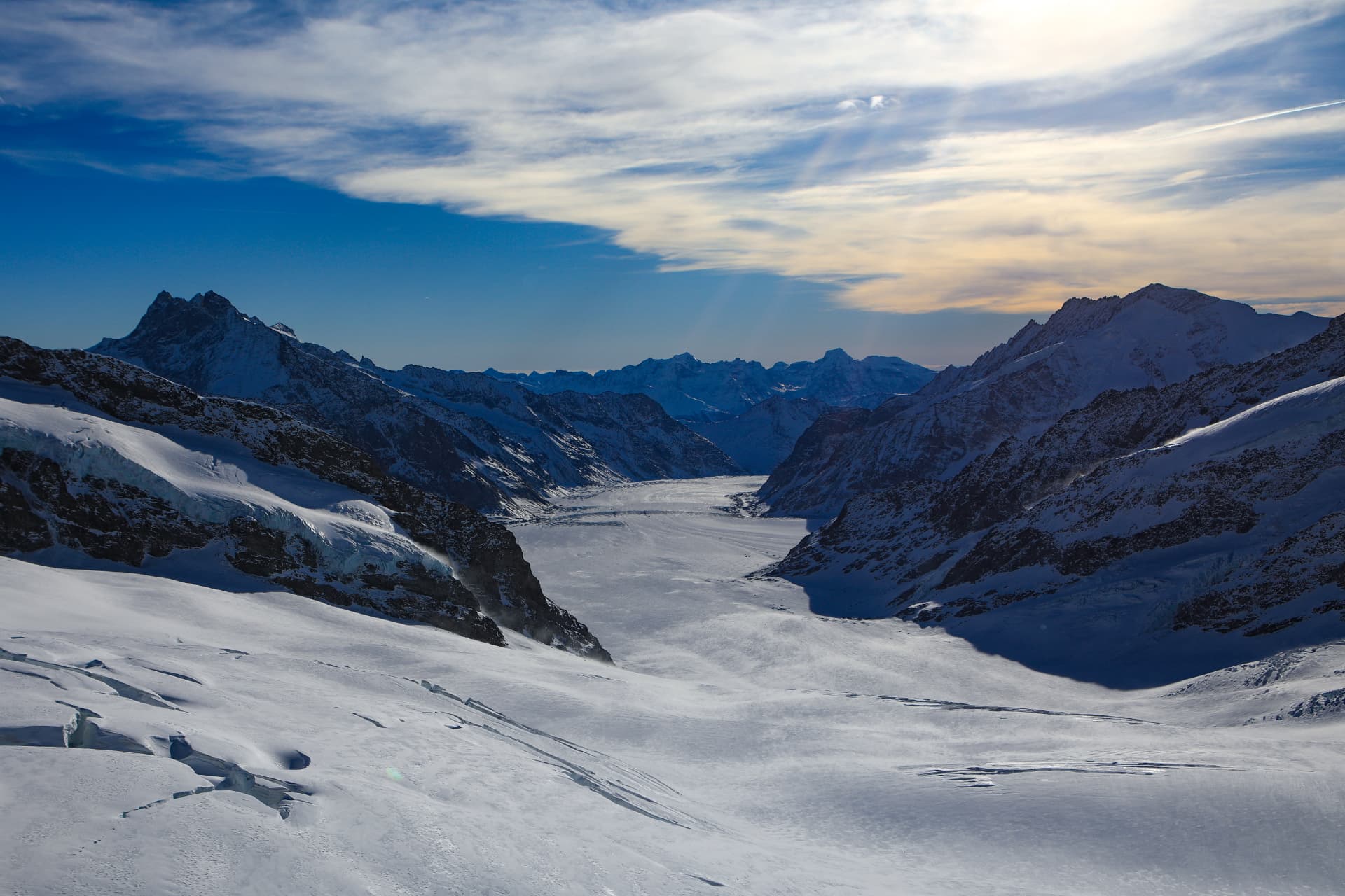 Weites Panorama des Aletschgletschers zwischen Berggraten