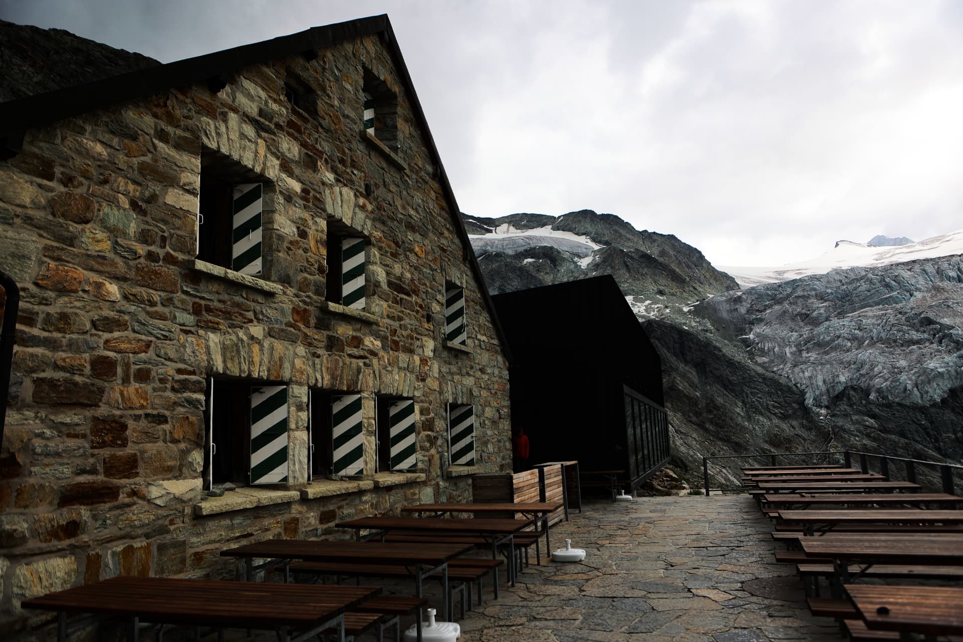 Cabane de Moiry CAS — Steinhütte am Weg zum Gipfel