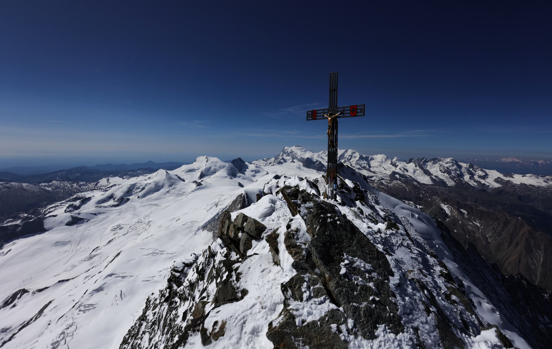 Gipfelkreuz auf dem Dom 4545 m mit Blick zum Monte Rosa
