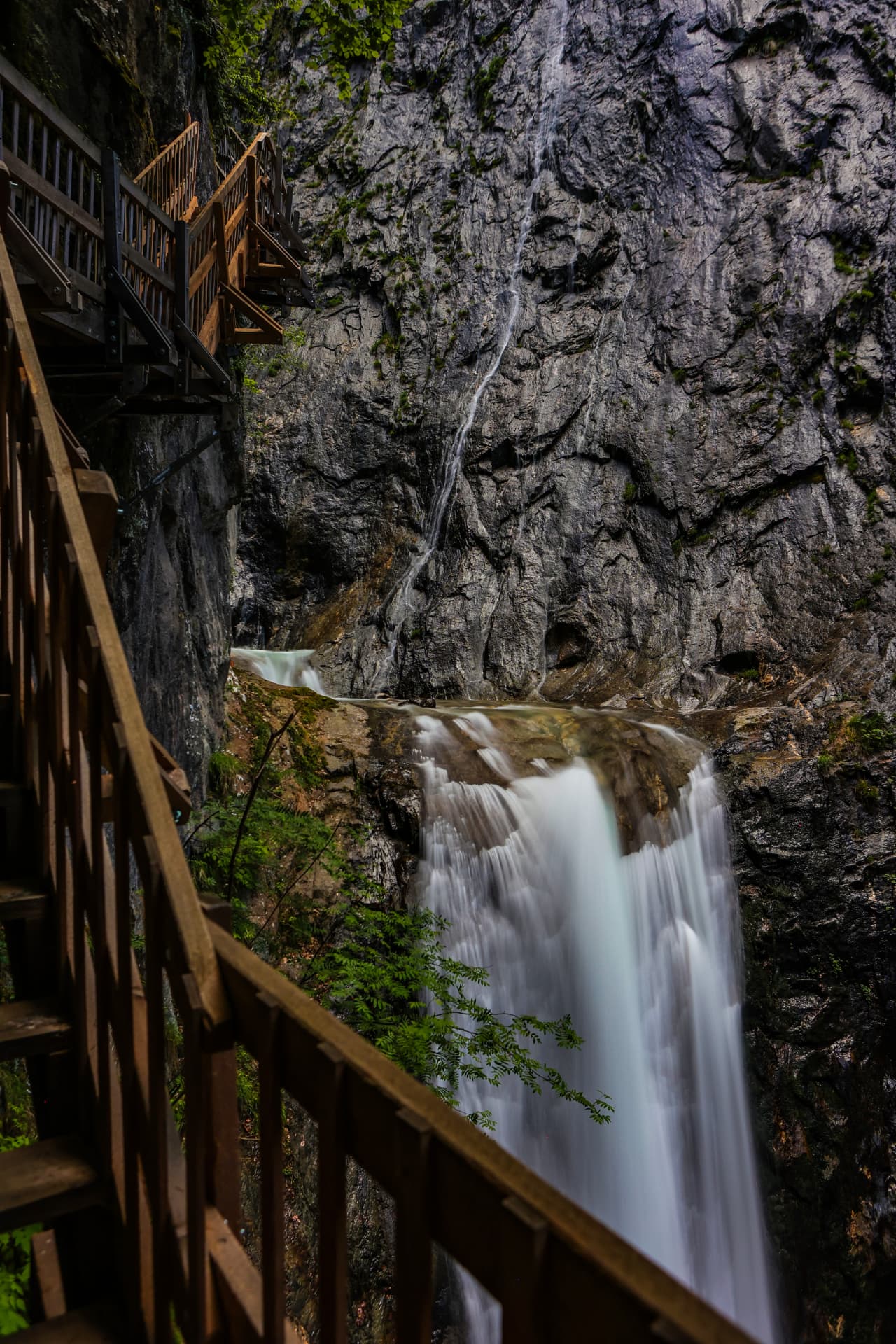 Wasserfall an der Felswand in der Durnand-Schlucht