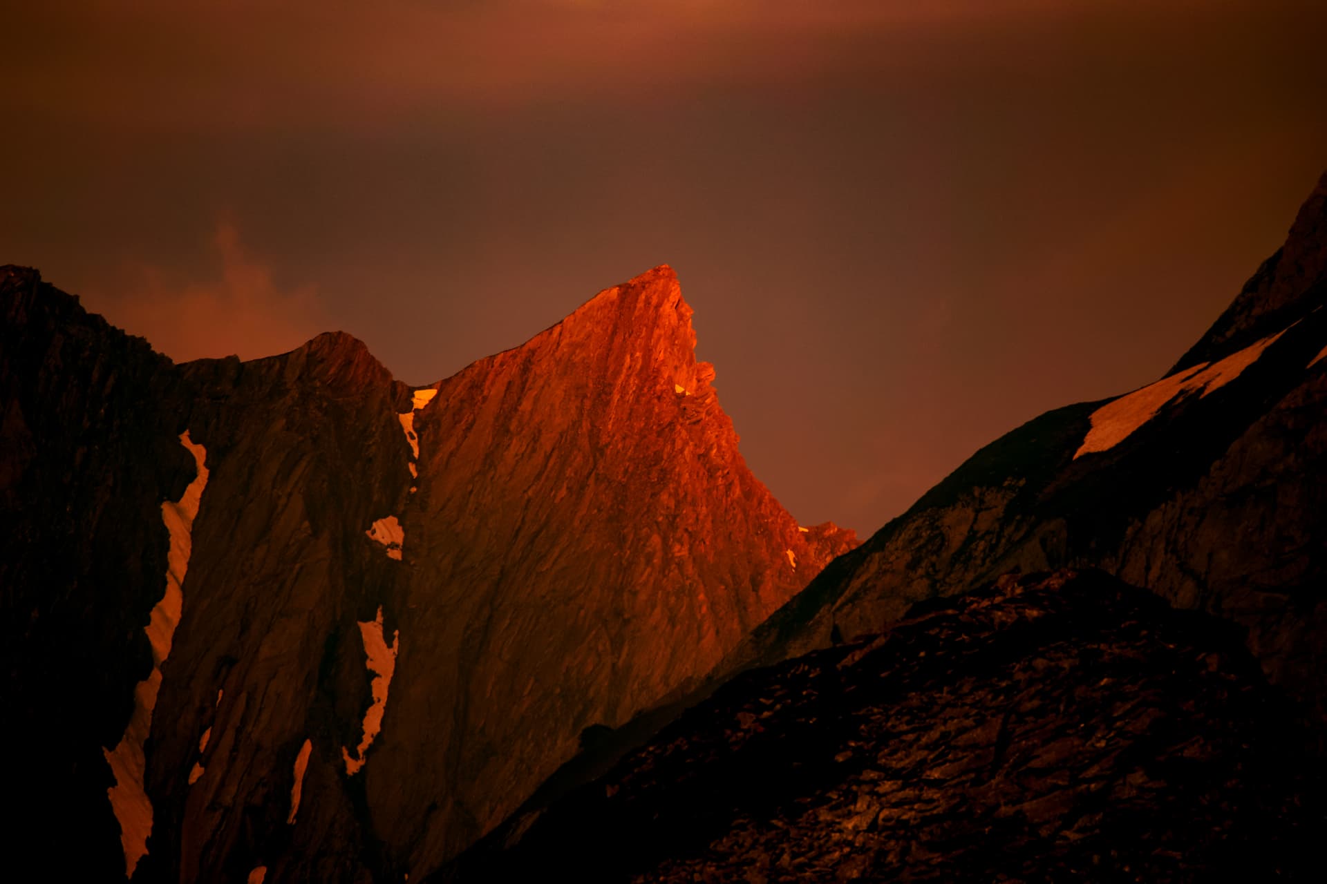 Rotes Alpenglühen am Felsgrat bei der Pointe de Drône beim Sonnenaufgang