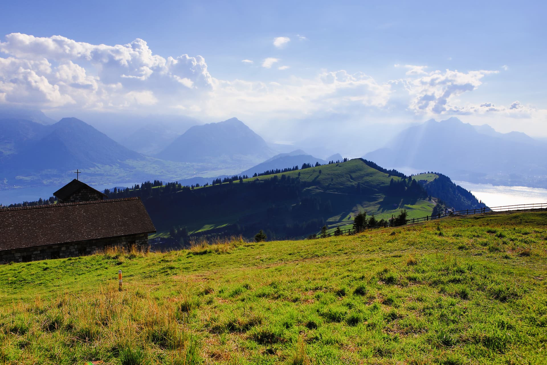 Kapelle auf dem Rigi-Grat mit Sonnenstrahlen über dem Vierwaldstättersee