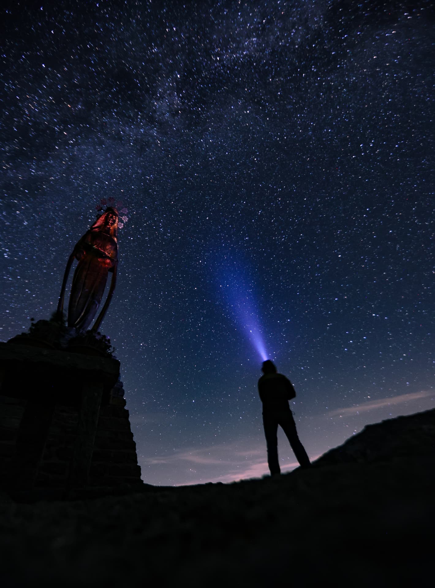 Madonna delle Nevi und eine Gestalt mit Stirnlampe unter dem Sternenhimmel