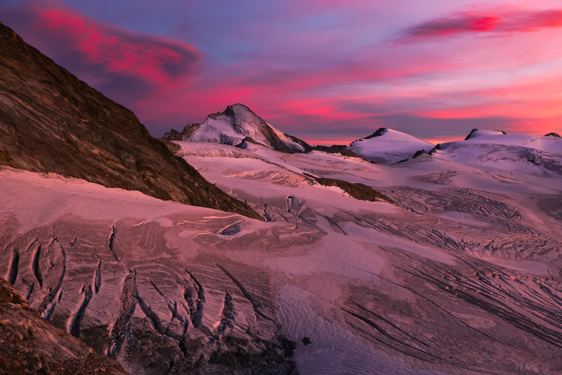 Gletscher und Gipfel in rosa Licht kurz nach Sonnenuntergang