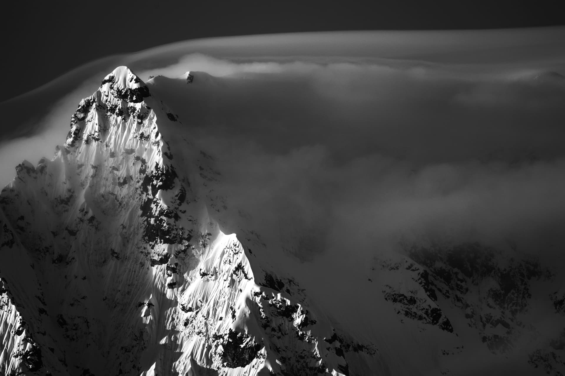Linsenwolke über den Graten in Schwarz-Weiss, von Emosson aus gesehen