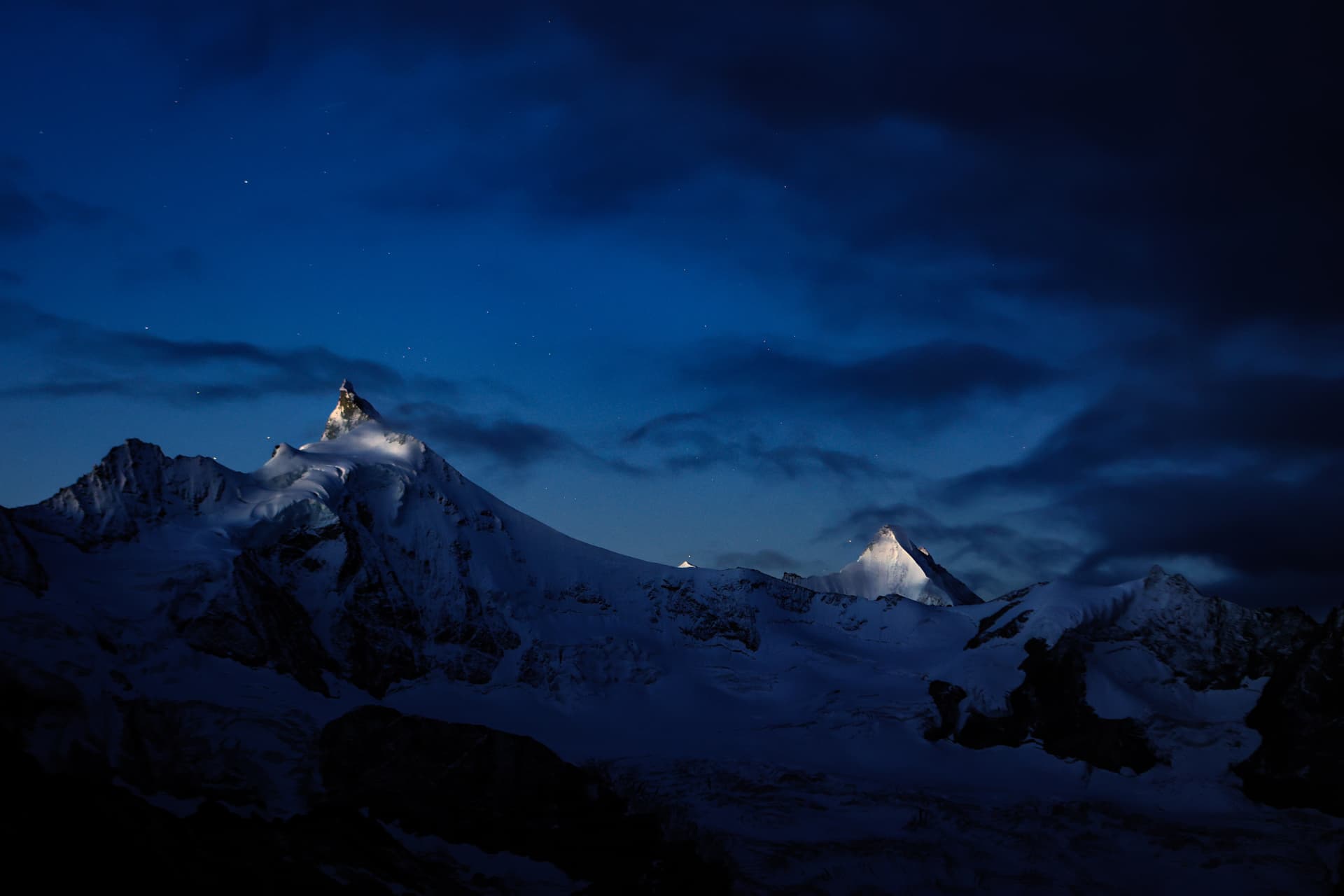 Zinalrothorn bei Nacht in der blauen Stunde