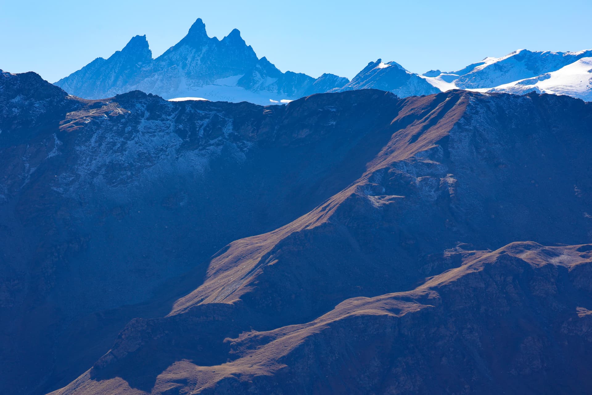 Goldener Grat vor gezackten Gipfeln und Gletschern