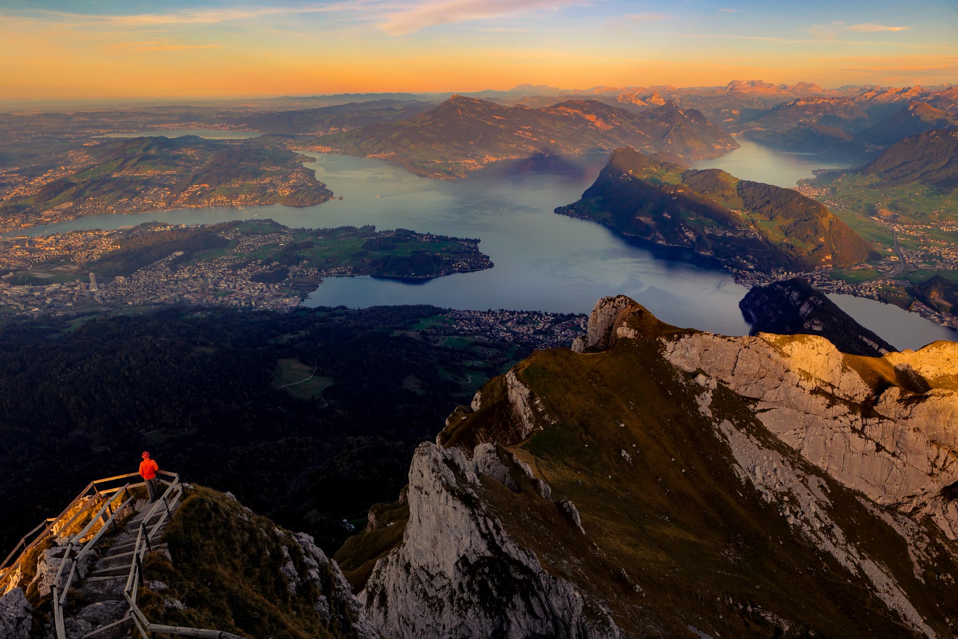 Wanderer auf der Treppe eines Aussichtspunkts über den Seen bei Sonnenuntergang
