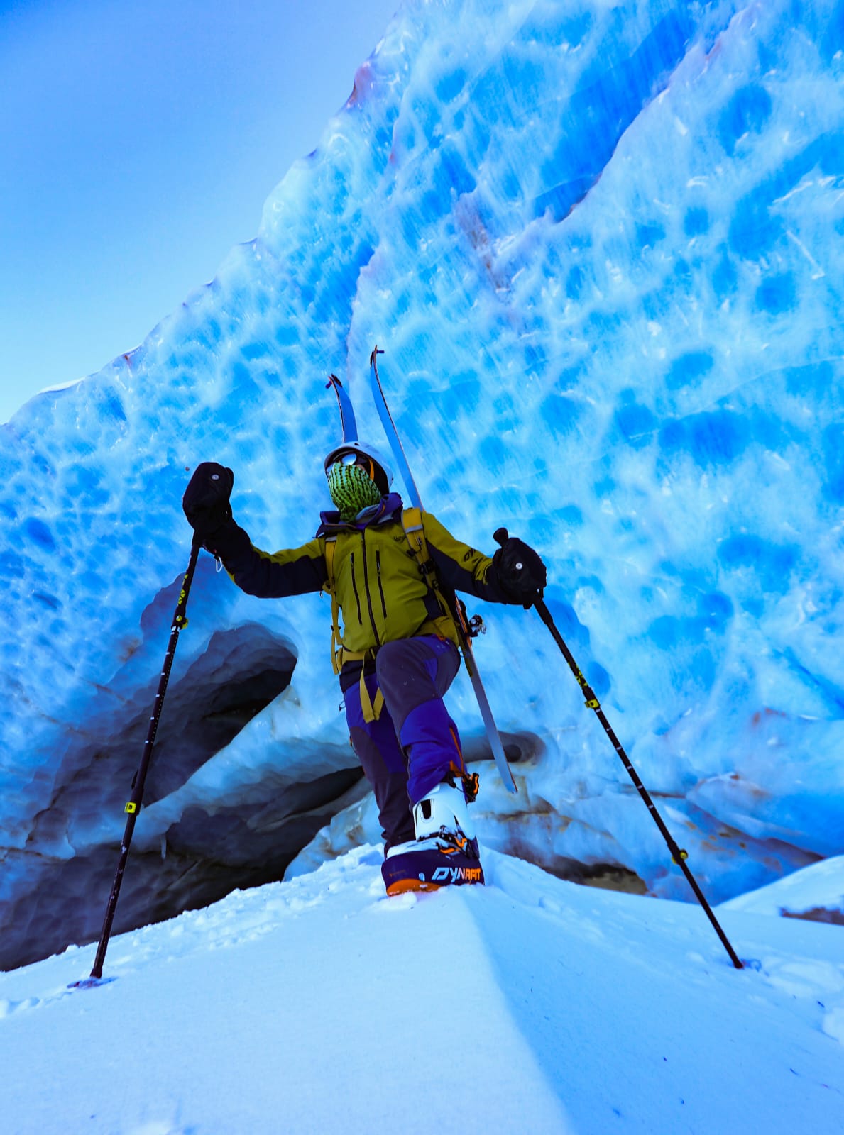 Skitourengänger unter der blauen Eiswand des Zinalgletschers