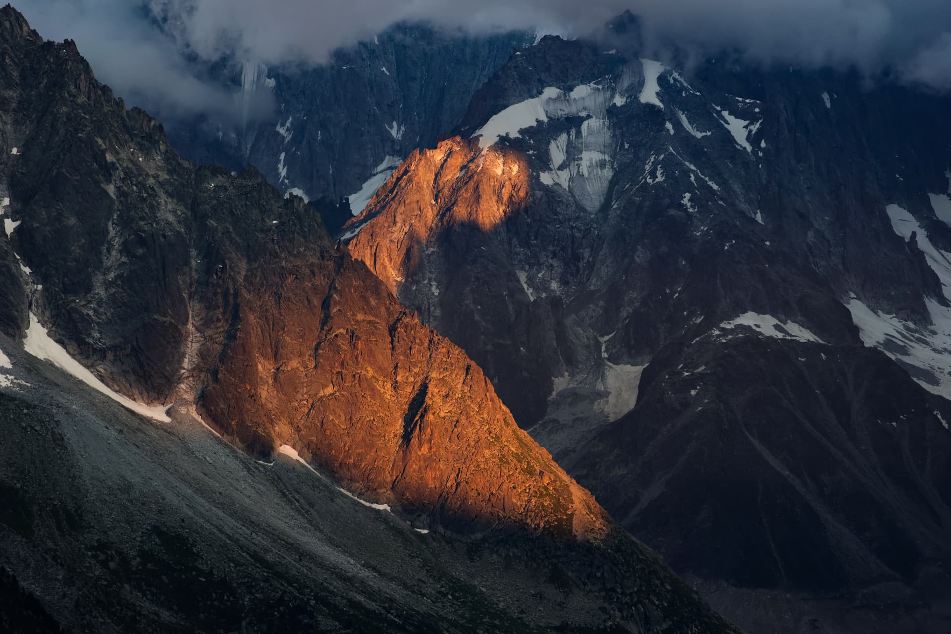 Letztes Licht auf einem Felspfeiler über dem Gletscher