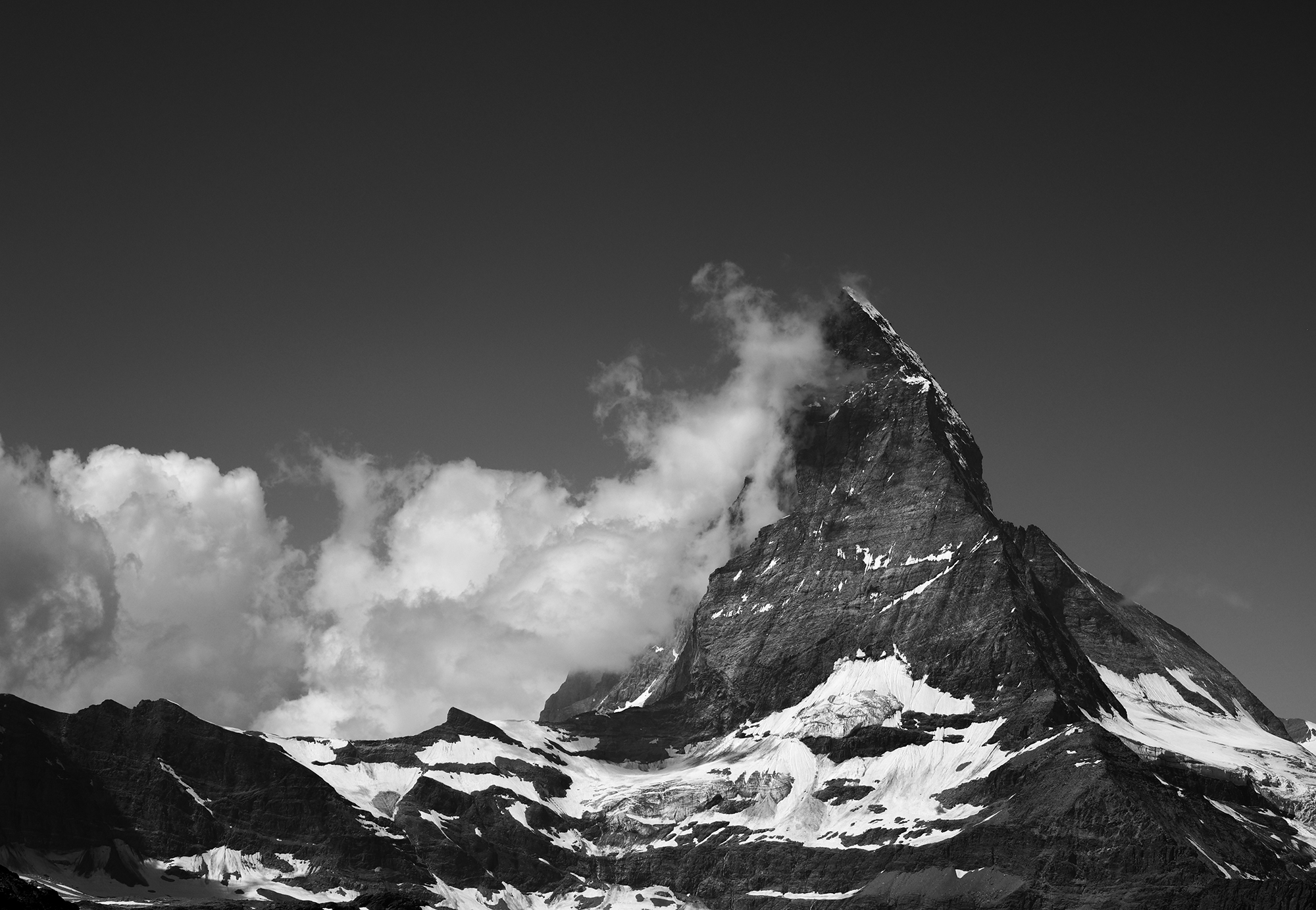 Matterhorn in Wolken, schwarzweiss
